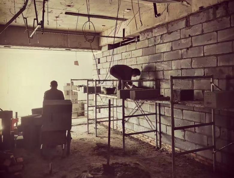 20210426/608629b0af7d3.jpg 裝修工人對(duì)酒店墻面進(jìn)行施工.jpg