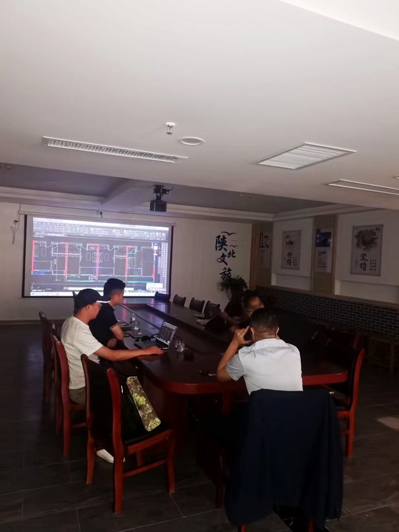 20210611/60c2a89d8d702.jpg 領(lǐng)導(dǎo)開(kāi)會(huì)討論樣板間設(shè)計(jì)方案.jpg