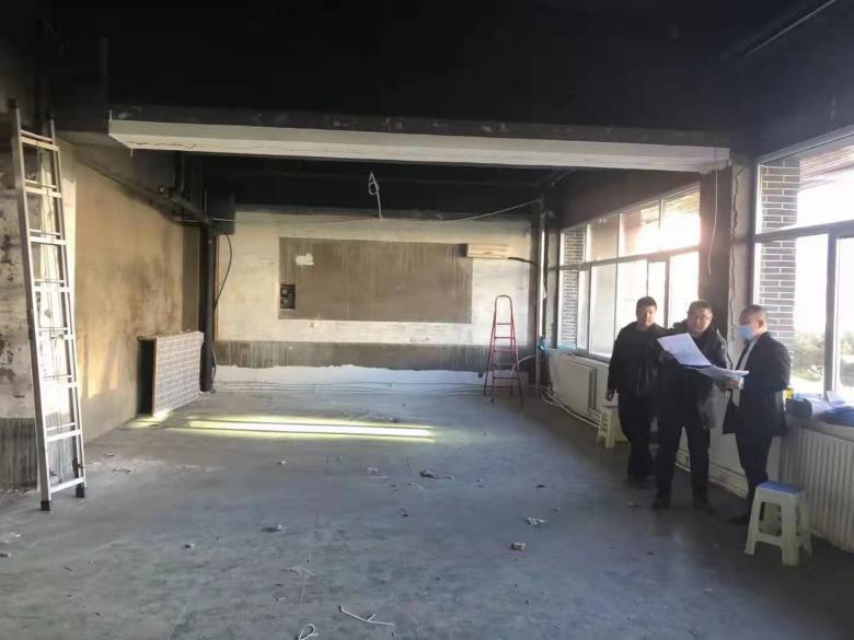 20211221/61c1924293b60.jpg 榆林分公司負責人和博菲克家具廠總經(jīng)理研究施工圖.jpg