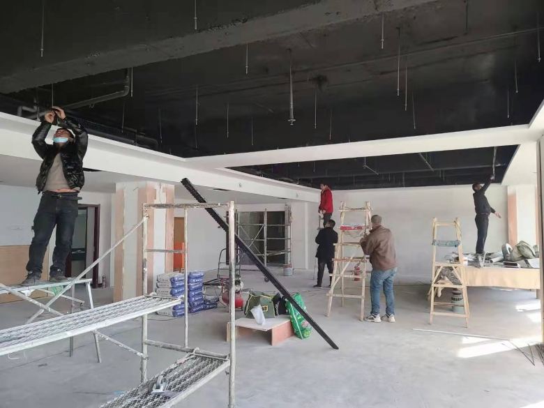 20211221/61c1d54e01f9c.jpg 項目經(jīng)理測量餐桌椅尺寸及數(shù)量.jpg