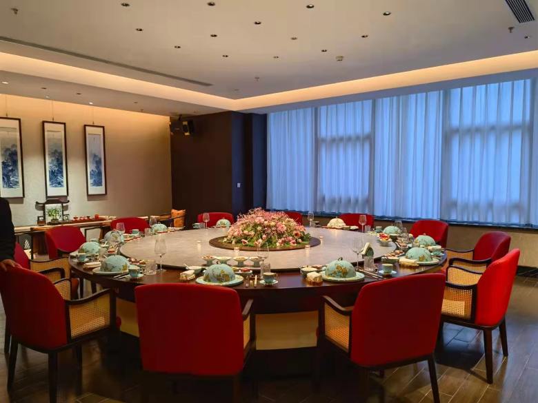 20211222/61c2f38f88e3e.jpg 博菲克家具廠為雨林古樹(shù)茶定做的電動(dòng)餐桌.jpg