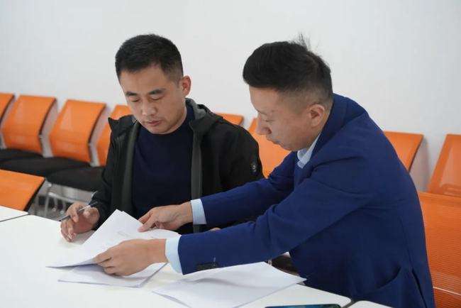 20220130/61f6725301ffd.jpg 周總與博菲克餐飲家具廠簽約.jpg