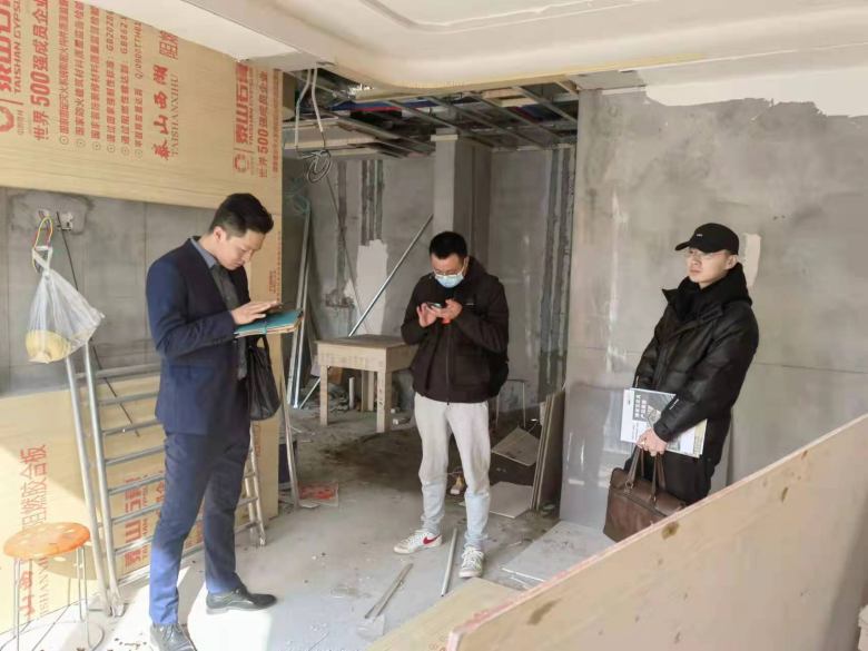 20220225/6218467f61af0.jpg 西安餐飲家具廠設計師到裝修現(xiàn)場量尺.jpg