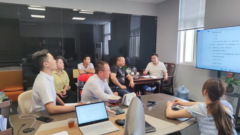 20220601/6297152d689db.jpg 業(yè)務(wù)精英坐在一起討論.jpg