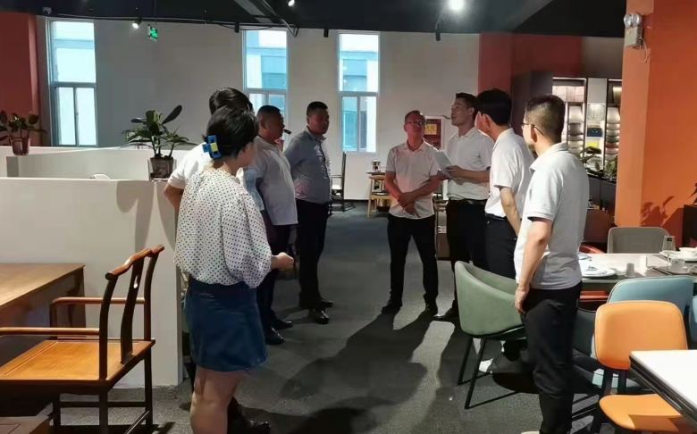 20220710/62caf2d311451.jpg 博菲克業(yè)務(wù)團隊討論.jpg