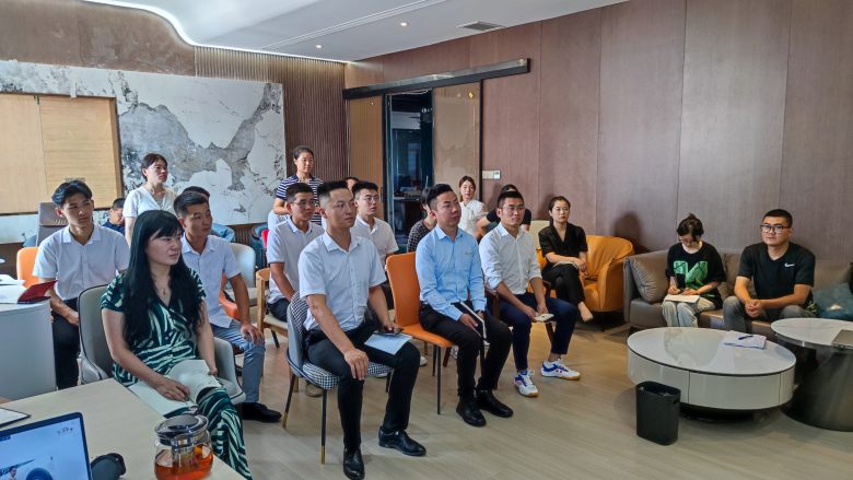 20220808/62f0d9e7b4364.jpg 銷售部門合伙人上臺互動演練.jpg