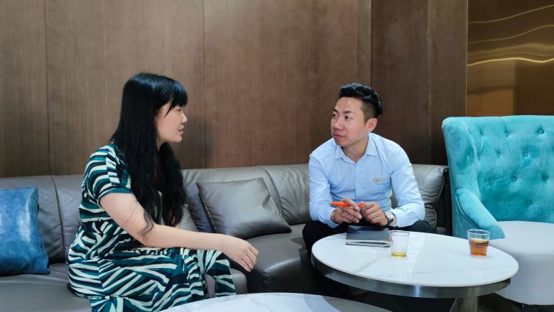 20220808/62f0da5724b52.jpg 銷售部合伙人課余時間演練溝通技巧.jpg