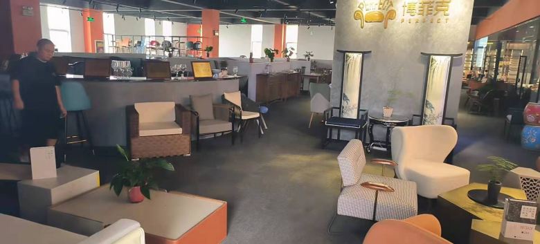 20220810/62f32c1b13234.jpg 博菲克定制家具廠餐桌椅展區(qū).jpg