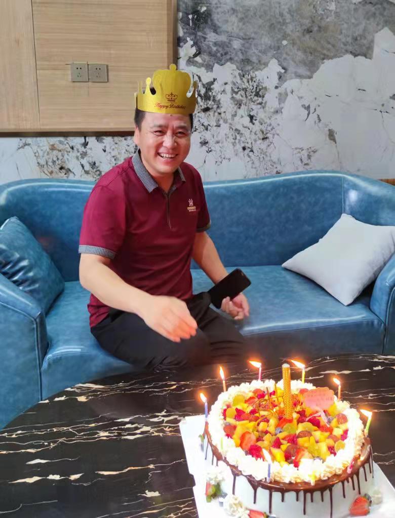 20220905/63159e3cb7016.jpg 博菲克業(yè)務(wù)部為過生日伙伴慶生.jpg