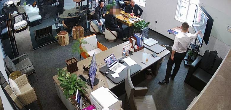 20221018/634e9da7722ce.jpg 楊總給客戶講解酒店設計方案.jpg